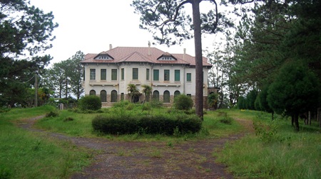 Dinh 1 nằm cách trung tâm TP Đà Lạt chừng 4km về hướng Đông Nam