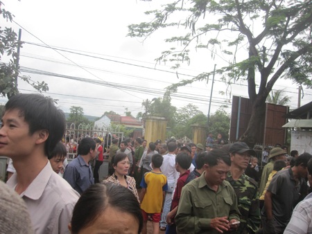 Người dân phải đi từ sáng sớm, xếp hàng mới vào được phía trong sân xét xử