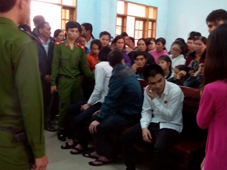 Các bị cáo vẫn vui vẻ trong giờ chờ nhận án phạt