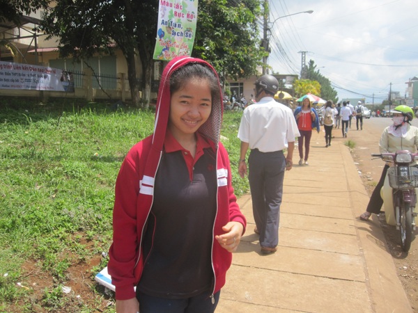 Y Diếp vui vẻ ra khỏi phòng thi sớm. (Ảnh: Thiên Thư)