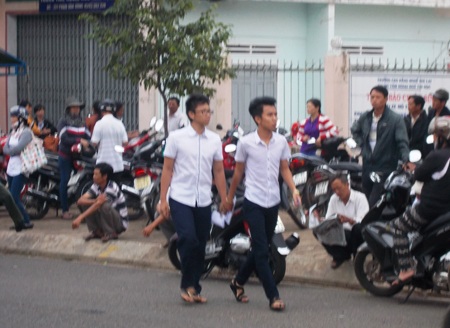 Thí sinh làm bài môn Hóa ra sớm vì đề vừa tầm (Ảnh Thiên Thư)