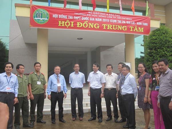 Thứ trưởng Phạm Mạnh Hùng kiểm tra tại điểm trường thi trường THPT Chuyên Hùng Vương