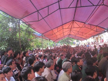 Hàng nghìn người tham dự phiên tòa xét xử Tiến