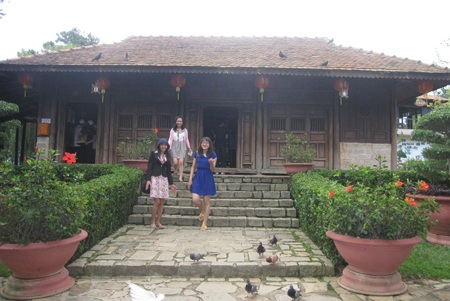 Nhiều bạn trẻ thích thú, chụp ảnh lưu niệm với ngôi nhà