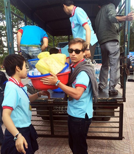 Chàng tình nguyện viên 9X vận chuyển cơm cho thí sinh