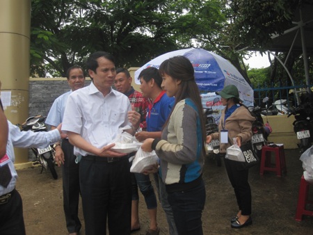 Thứ trưởng rất cảm động và đã nhập vai đi nhận cơm 