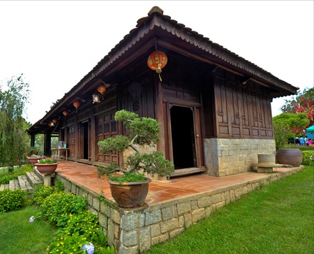 Chiếc lu nước và cối xay gắn với sinh hoạt hàng ngày của người Việt