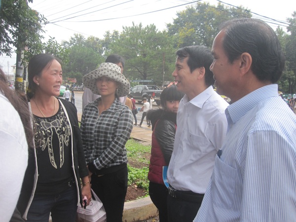 Động viên, nắm bắt tình hình thi cử của con em phụ huynh