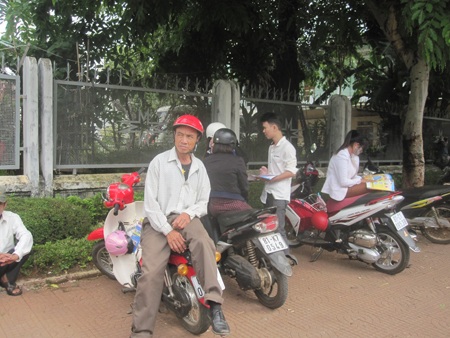 Con đi thi, cha mẹ ruột như lửa đốt, không có tâm trạng nghỉ ngơi. (Ảnh: Thiên Thư)