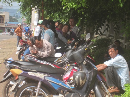 Con đi thi, cha mẹ ruột như lửa đốt, không có tâm trạng nghỉ ngơi. (Ảnh: Thiên Thư)