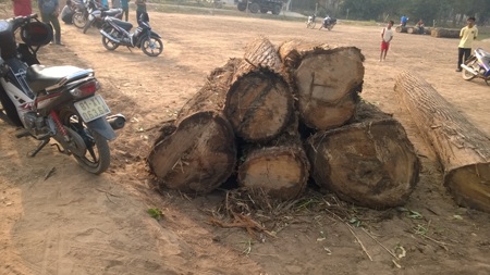 Vụ cả làng vây bắt lâm tặc: Khiển trách 2 kiểm lâm (!) - 1 1 xe gỗ người dân làng Kon Sơ Lăl bắt được để làm bằng chứng về phá rừng