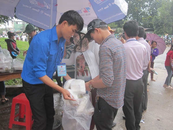 Chứng kiến hình ảnh các tình nguyện viên tận tình với thí sinh và phụ huynh...