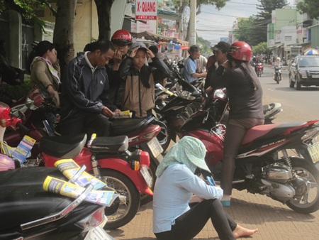 Con đi thi, cha mẹ ruột như lửa đốt, không có tâm trạng nghỉ ngơi. (Ảnh: Thiên Thư)