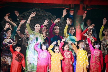 Hoa hậu Ngọc Hân và người đẹp biển Nguyễn Thị Loan chụp ảnh trong đêm trình diễn