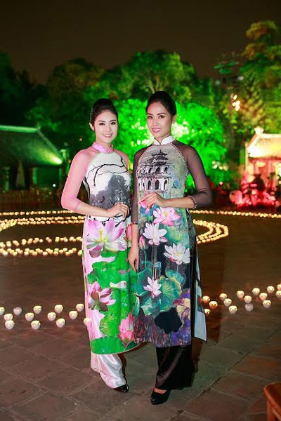 Hoa hậu Ngọc Hân và người đẹp biển Nguyễn Thị Loan chụp ảnh trong đêm trình diễn
