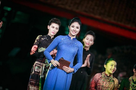 Hoa hậu Ngọc Hân và người đẹp biển Nguyễn Thị Loan chụp ảnh trong đêm trình diễn