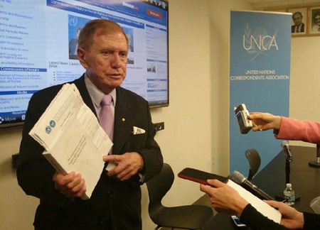 Vấn đề nhân quyền Triều Tiên “nóng” lên tại Liên Hợp Quốc - 1 Ông Michael Kirby trả lời báo chí tại cuộc họp báo ngày 22/10. Ảnh: Tuấn Anh.