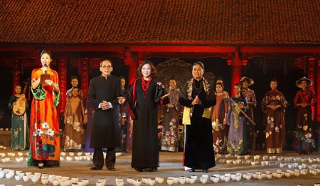 NTK Lan Hương (áo dài đen, giữa) và...