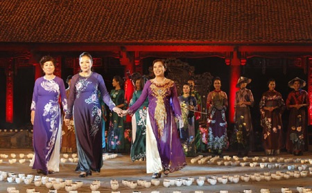 ...BST Nàng sen trình diễn trong đêm Áo dài của chúng ta