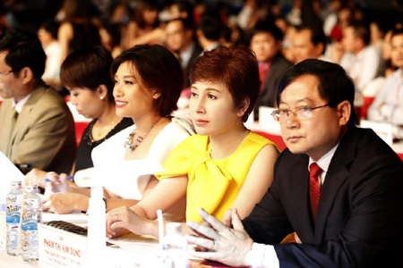 Ai đứng đằng sau những nhan sắc Hoa hậu Việt Nam 2014? - 1 Bà Đặng Thanh Hằng (áo vàng, giữa) - Cố vấn sắc đẹp cho cuộc thi Hoa hậu Việt Nam 2014