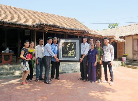 Dưới mái nhà Đại tướng! - 1 Ông Võ Đại Hàm nhận quà lưu niệm của người dân đến thăm Nhà
lưu niệm Đại tướng Võ Nguyên Giáp.