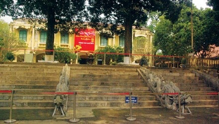 Nền và thềm bậc Điện Kính Thiên thời Lê còn sót lại đến hiện
nay. Ảnh: T.Toan.