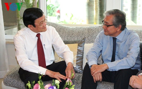 Chủ tịch nước Trương Tấn Sang chúc Tết Giáo sư, Bác sỹ, Anh
hùng Lao động Nguyễn Chấn Hùng