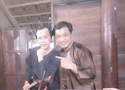 Lý Hùng: Vợ tôi phải dễ thương, thông minh, chung thủy! - 3 Lý Hùng và Hoài Linh trên phim trường.