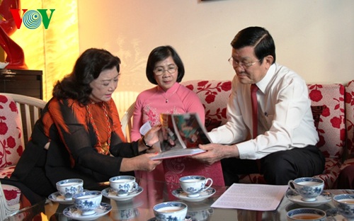 Chủ tịch nước chúc Tết và lắng nghe những tâm tư, nguyện vọng
của anh chị em nghệ sỹ