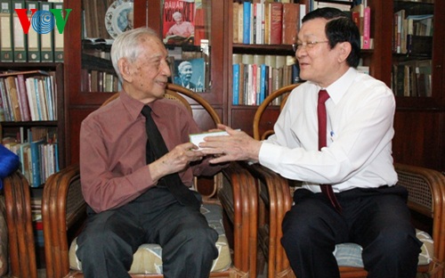 Chúc Tết nhà nghiên cứu sử học Nguyễn Đình Đầu