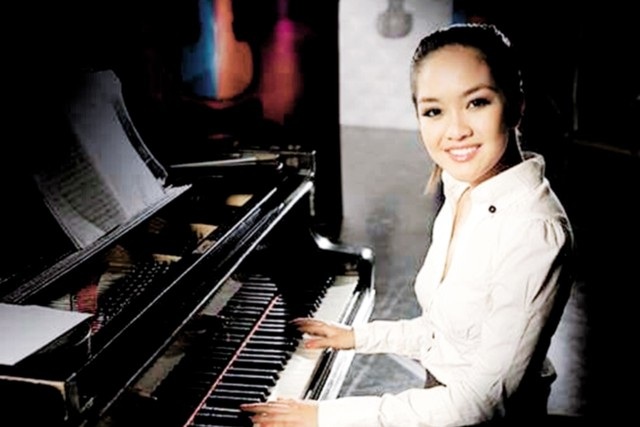 Cô gái Việt diễn “Miss Saigon” - Thần tượng của giới trẻ Hungary - 2 Thanh Hiền trong chiếc nón lá duyên dáng Việt Nam.