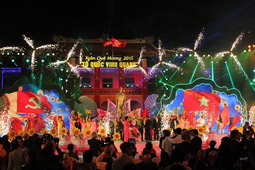 Chủ tịch nước chúc mừng các nghệ sĩ tham gia trong chương trình