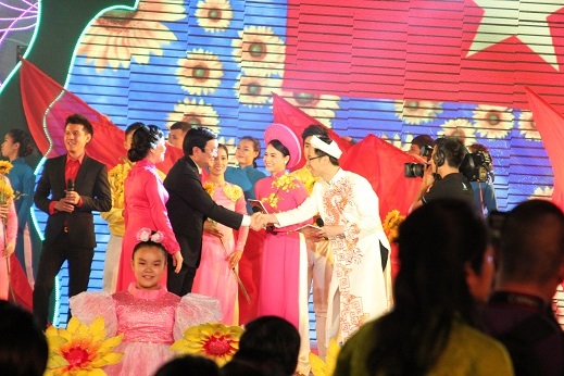 Chủ tịch nước chúc mừng các nghệ sĩ tham gia trong chương trình