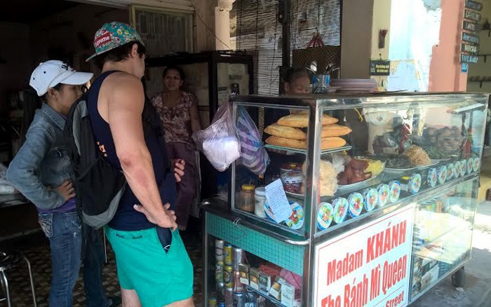 Khách tây đến chờ được ăn ổ bánh mì ngon nhất thế giới tại
quán cụ Lộc