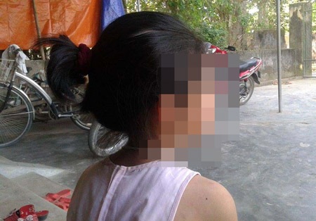 Bé lớp 2 “tố” bị thầy giáo dâm ô ngay trên bục giảng - 1 Bé P.A cho biết, thầy H. thường xuyên gọi em lên bảng và có hành vi sờ vào vùng kín của em.