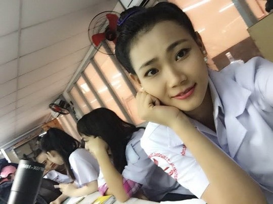 Ngoài việc đi học, Diệu Hiền còn làm người mẫu tự
do