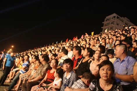 Người dân mua vé ngồi xem pháo hoa tại cuộc thi trước đây.