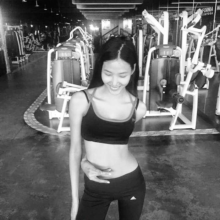 Sao Việt phát sốt với trào lưu “chạm nút rốn“ khoe vòng eo sexy - 3 Hoàng Thuỳ không tránh khỏi bị thu hút bởi trò chơi này.