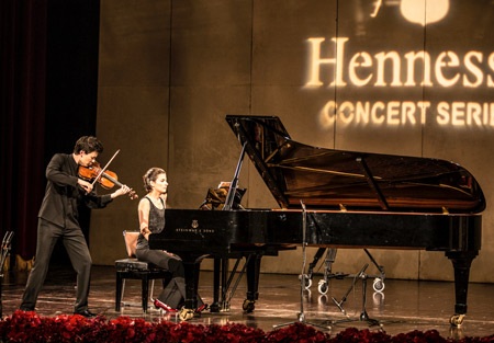 Nghệ sĩ hàng đầu thế giới với cách chinh phục “hàng đầu” - 1 Cặp song tấu violon - piano Stefan Jackiw và Anna Polonsky trên sân khấu Nhà hát Lớn tối qua 29/5