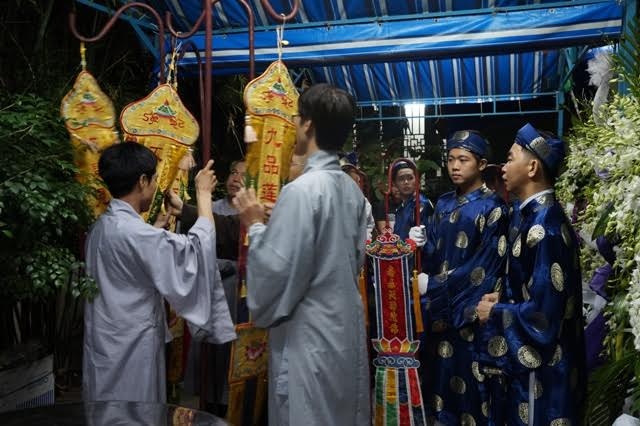 Gia đình thắp nén nhang thơm cho GS Trần Văn Khê vào sớm 29/6, ngày lễ tang cuối cùng