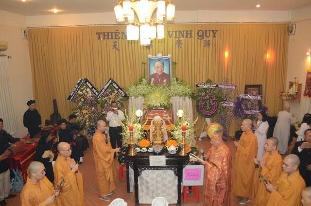 Nhiều tăng sư chức sắc đã đến tụng niệm cho hương hồn giáo sư Trần Văn Khê được thanh thản ra đi.