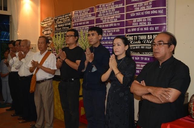 Nhiều tăng sư chức sắc đã đến tụng niệm cho hương hồn giáo sư Trần Văn Khê được thanh thản ra đi.