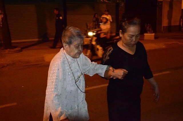 Hàng hoa gửi tới viếng GS Trần Văn Khê được xếp kéo dài trên đường 