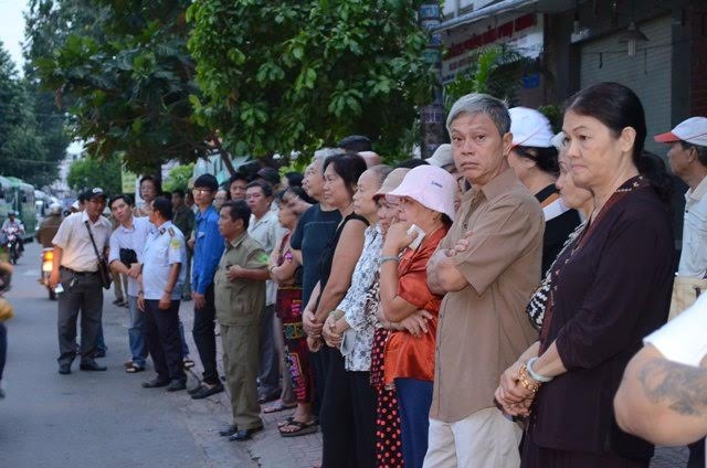 Hàng ngàn người dân không thể vào nhà riêng của ông ở 