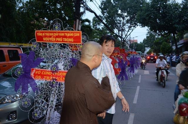 Hàng hoa gửi tới viếng GS Trần Văn Khê được xếp kéo dài trên đường 