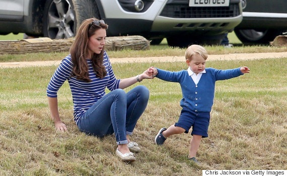 Giống như các bà mẹ khác, Kate mải miết chạy theo hoàng tử bé hiếu động trên bãi cỏ.