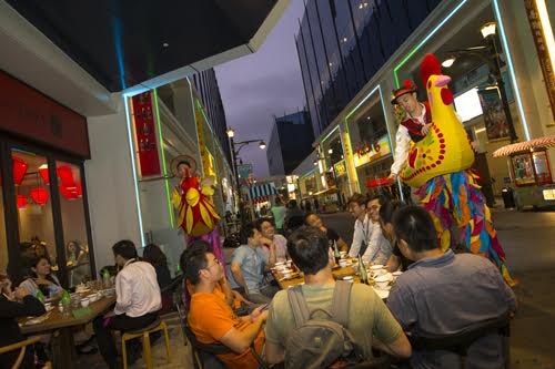 Nhâm nhi trên hè phố khu Broadway