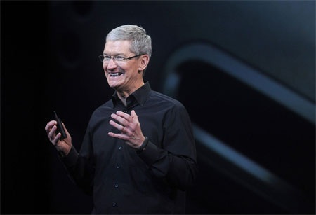 CEO Tim Cook của Apple được tăng gấp đôi lương thưởng - 1 CEO Tim Cook của Apple.