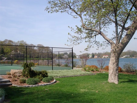 Sân tennis của tòa dinh thự nằm bên hồ.