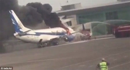 Boeing 737 bất ngờ bốc cháy trước khi hành khách lên máy bay - 1 Máy bay Boeing bốc cháy ở sân bay Aktau ở Kazakhstan.